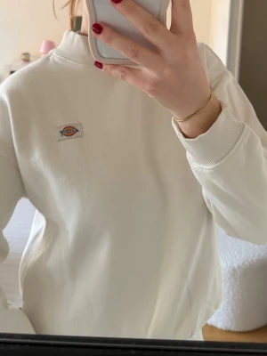 Vit sweatshirt från Dickies - Säljer en stilren vit sweatshirt från Dickies med klassisk logga på bröstet🤍🤍