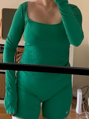 Grönt Träningsset  - Säljs som set. M/L men passar mer som S/M💚från Venderby’s. 