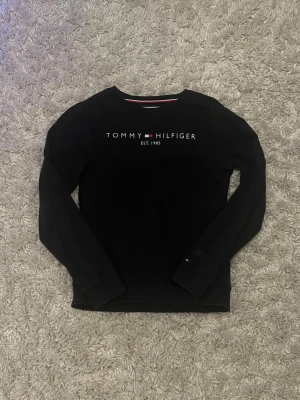 Tommy hilfiger sweatshirt - En fin Tommy hilfiger tröja i storlek 164! Väldigt bra kvalité!
