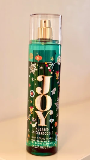 Bath & Body Works JOY Sugared Snickerdoodle mist - Bath & Body Works JOY Sugared Snickerdoodle, 236 ml. Doften innehåller noter av Snickerdoodle kryddor, krämig vanilj och söt mysk. Den ultimata gourmanddoften för den här tiden på året! Kvarvarande mängd syns på bild. Givetvis förvarad mörkt, torrt och svalt.