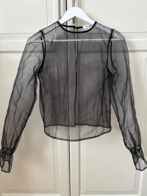 Svart mesh topp från NA-KD - Transparent svart mesh topp från NA-KD med långa ärmar🤍