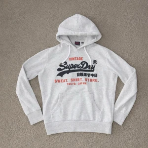 Superdry Hoodie - Tja! Säljer en Superdry Hoodie i storleken (L)-fast  den sitter som en (M)-skick 8/10. Vid minsta lilla fundering hör av er!
