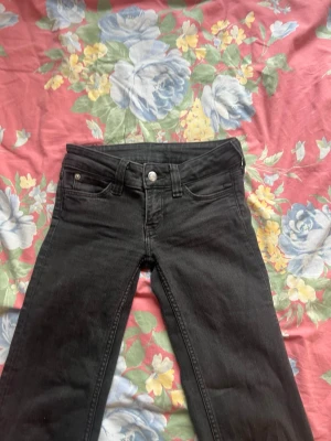 Cheap Monday jeans  - Cheap Monday jeans, lappen där bak är borta då jag råkade riva bort den, strl 32💘