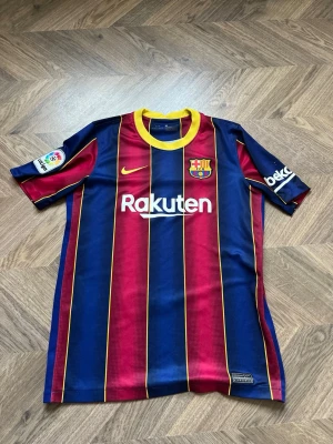 FC Barcelona  - En tvär fet, rätt så gammal Barca tröja. Skulle säga att den är i helt nytt skick, inget tryck har släppt. Passar för dem med storlek XS!! Priset kan diskuteras vid intresse🙌🤩