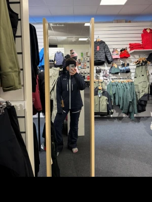 Mörkblå täckbyxor och jacka från eqpe - Snygga mörkblå täckbyxor från eqpe med raka ben och dragkedjor vid fickorna. Perfekta för vinterns alla äventyr och håller dig varm och torr. Köptes förra vintern men är endast använda under en vecka, har inga tecken på användning! Köpte för 4800kr