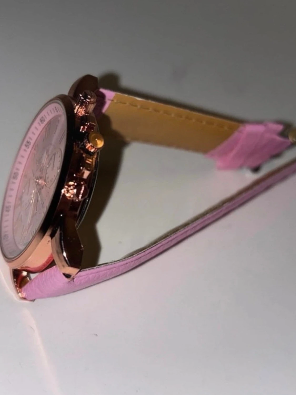 Rosa klocka med roséguld-detaljer - 3