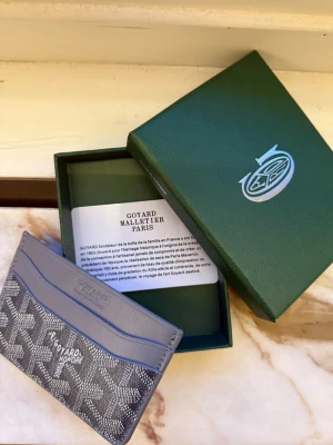 Goy4rd Plånbok  - Exklusiv plånbok från Goy4rd i grå färg. En stilren och lyxig accessoar som är både tidlös och eftertraktad