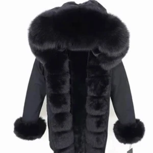 Svart pälsjacka med äkta päls - Snygg svart pälsjacka med stor fluffig huva och breda pälskanter längs öppningen och ärmsluten. Jackan har äkta päls och är i storlek S. Köpt för ca 4 år sen och använd ca 1,5 vinter sen har den bara hängt i garderoben. Egna bilder fås självklart vid intresse.