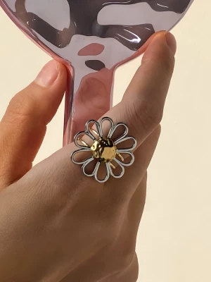 Unik Ring i Stål med 18K Guld, Vattentålig - SELENA - Smycket är hypoallergent och vattentåligt – perfekt för daglig användning, även i dusch, träning eller på resa och är lämpliga även för känslig hud.  Material: Rostfritt stål Plätering: 18k guldplätering (PVD) Storlek: Justerbar Vikt: 3-4 g