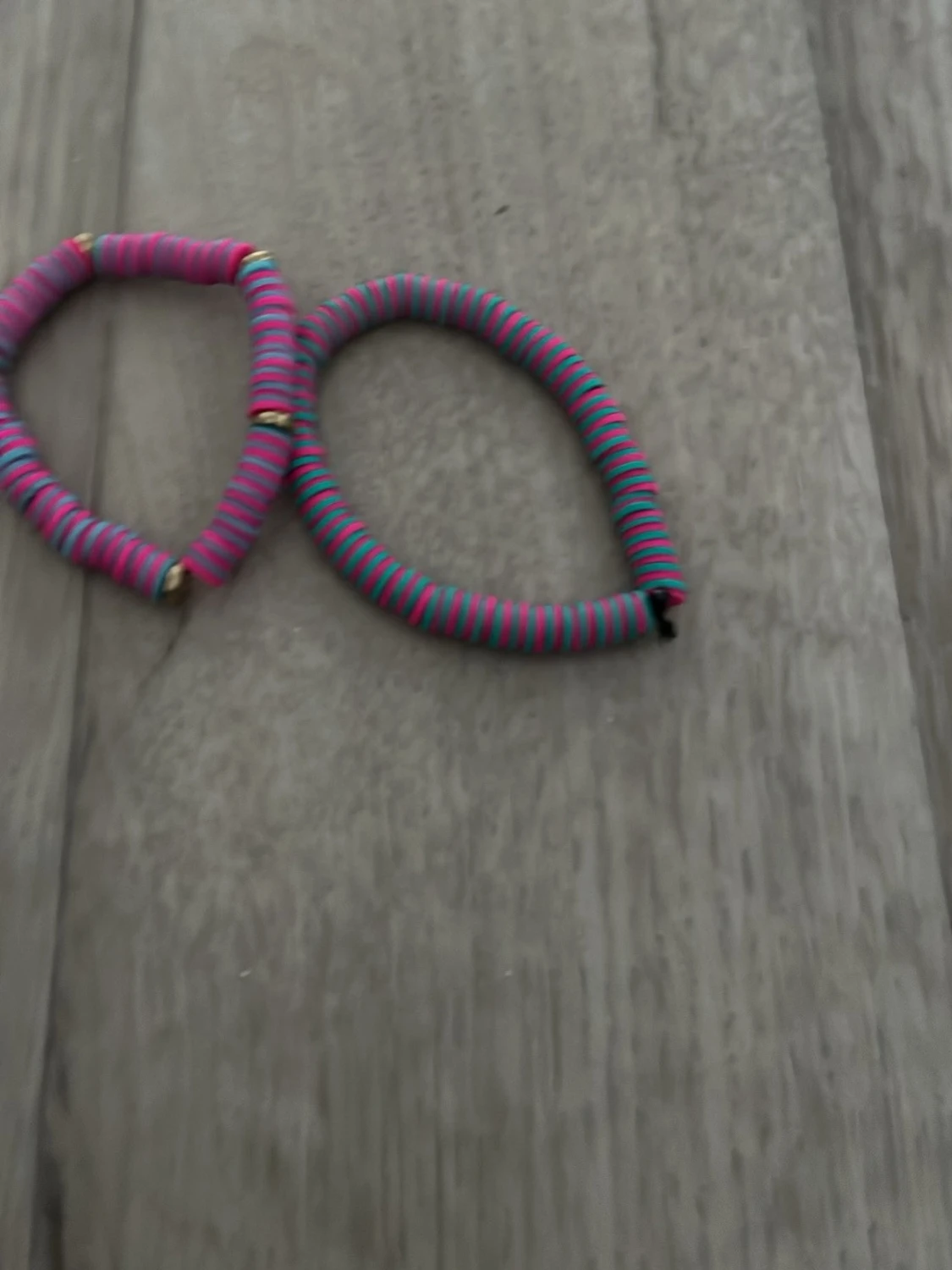 Färgglada armband med pärlor