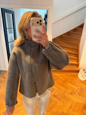 vår jacka  - Säljer denna sååå söta jacka som är helt perfekt och sitter sååå snyggt❤️❤️❤️❤️