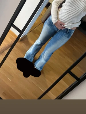 Bootcut jeans  - BOOTCUT Jeans i storlek M från Gina tricot 14+ mycket snygga använt ett par gånger 