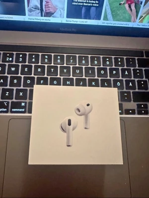 Apple AirPods Pro trådlösa hörlurar - Säljer ett par Apple AirPods Pro, trådlösa in-ear hörlurar i vit färg. De har en stilren och kompakt design med silikonproppar för bra passform. Perfekta för musik, samtal och träning. Levereras i originalförpackning.