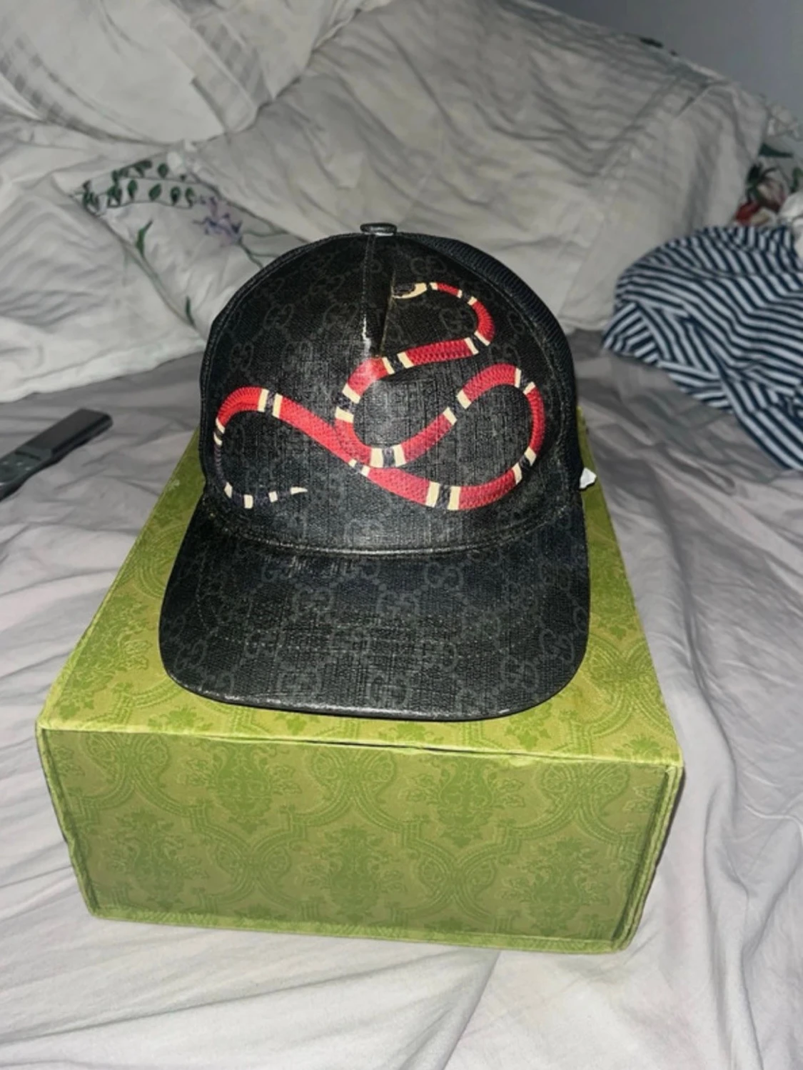 Svart Gucci keps med ormtryck