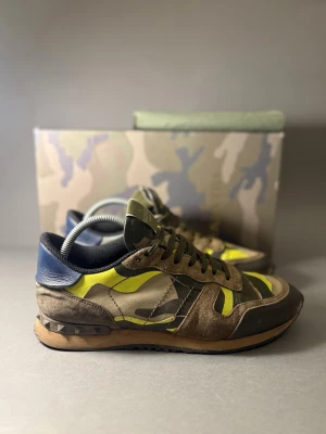 Valentino rockrunners  - Storlek 41-42 , inner mot 27,5 cm skorna är i fint skick ! Box ingår vid full pris ! , fet color way ! Valentino rockrunners , Restyle fashion 