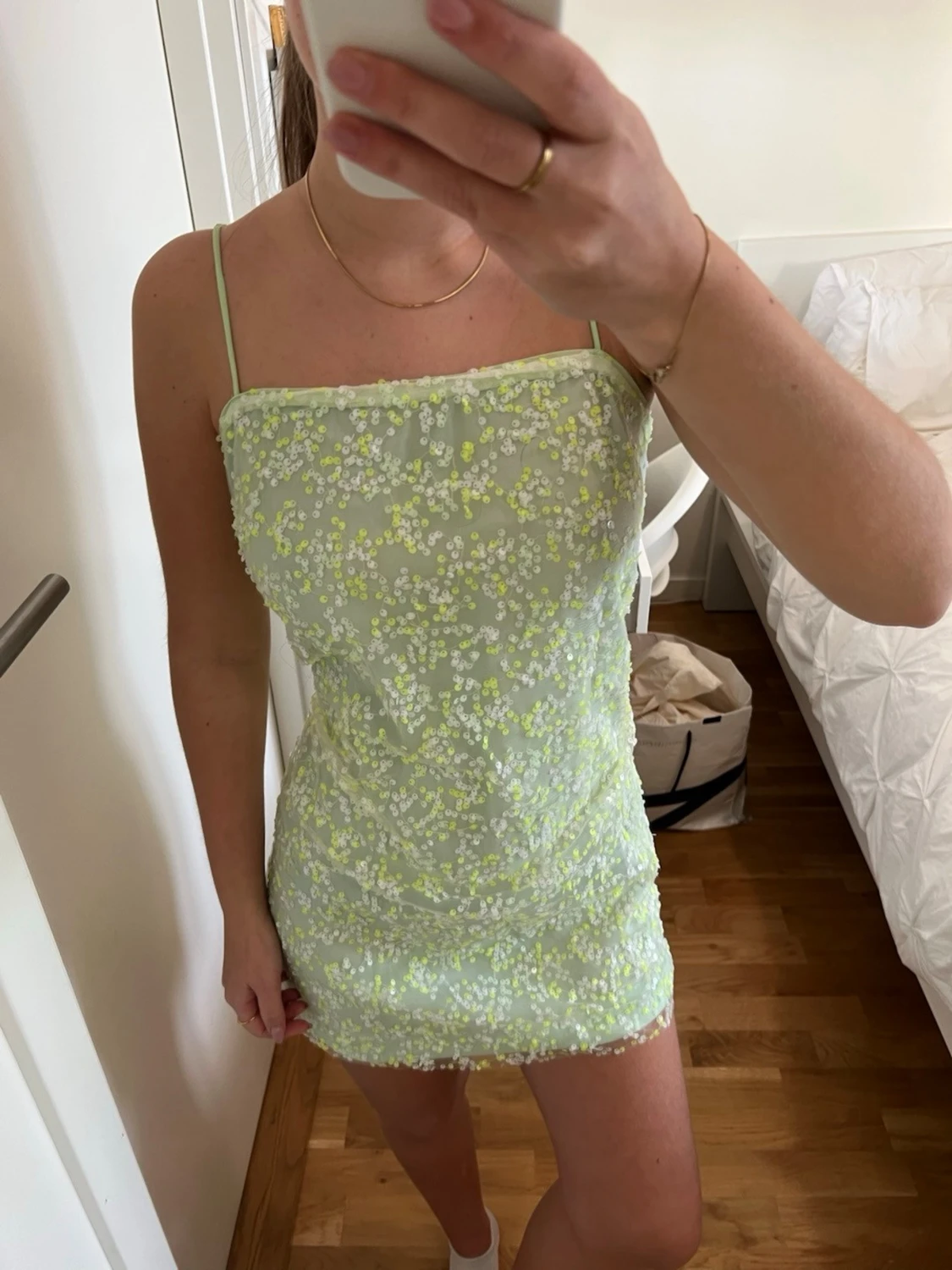 Ljusgrön blommig kort klänning