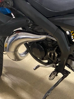 Turbokit (High Quality) - Ett högvarvigt ”trimrör” ifrån Turbokit. Nypris ca 3000kr. Väldigt bra effekt på mopeden med bara själva röret. Passar Derbi