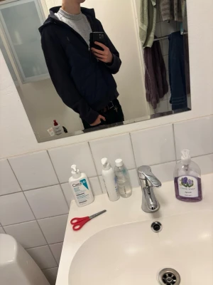 Ralph Lauren Cardigan - Snygg Jack från Ralph Lauren i storlek L,ä. Perfekt nu till vår. säljer eftersom den är en aning stor för mig. Pris är inte helt 💯 spikat!