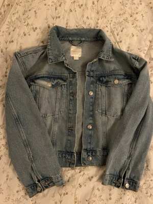 Jeansjacka - Snygg ljusblå jeansjacka från Gina Tricot Young, nypris 399kr🫶🏻Jackan är knappt använd och passar perfekt till våren💋