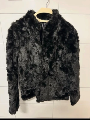 Svart päls jacka  - Jätte fin 