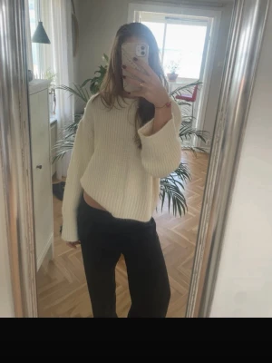 Vit ribbstickad oversized tröja - Säljer en vit, ribbstickad tröja med oversized passform och långa ärmar. Tröjan har en rund halsringning och är gjord i ett mjukt material som känns skönt mot huden. Perfekt för lager-på-lager och chill dagar.