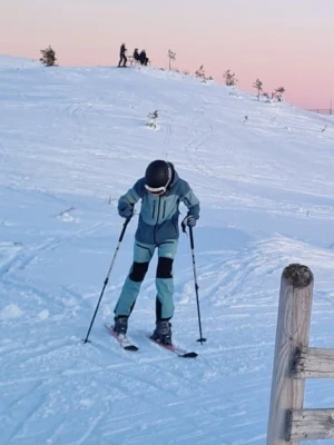 Turkos skidjacka från Swedemount  - Turkos skidjacka i två nyanser från Swedemount. 2 bröstficka samt en på armen för liftkort. Stor luva och snölås. Mycket fint skick med endast några spår av användning. Orginalpris 1999❄️🏂