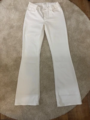 Vita bootcut jeans  - Säljer ett par superfina vita jeans! Dom ser mid waist ut men på mig sitter dom som low waist men inte allt för low. Jag säljer dom då jag inte använt dom mer än att prova då jag inte passar i vita jeans.