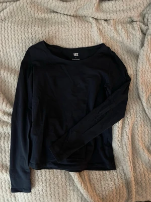 Grå/blå långärmad topp från 157 - Basic men nödvändig topp från lager 157. Mörkblå i färgen. Det är storlek S men passar också mig som är i storlek M. Pris kan diskuteras!🥰