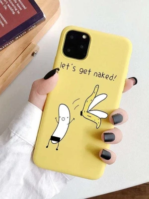 Gult mobilskal med bananmotiv - Roligt gult mobilskal med tecknad banan och texten 'let's get naked!'. Skalet har en matt finish och är gjort i mjukt silikonmaterial som ger bra grepp. Passar perfekt för dig som gillar humoristiska och färgglada accessoarer.
