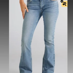 Ljusblå bootcut jeans från Junkyard - Säkjer mina snygga ljusblå jeans från Junkyard,  Jeansen är low waist med bootcut-ben och jeansen är tillverkade i mjukt denimtyg med lätt tvättad look. Säljer dom pågrund av att dom är förstora och därför inte kommer till användning, därför priset. Skriv om ni vill ha tydligare bilder på dem💕