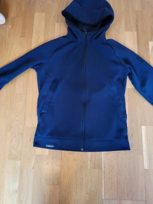 Mörkblå hoodie med dragkedja - Jättefin, storlek M