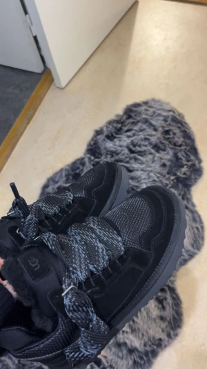 Svarta sneakers från UGG med snörning - Ingen idé att fråga om jag kan sänka priset💕