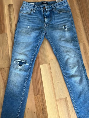 Jack and Jones jeans  - Snygg blå Jack and Jones jeans som är använt i ungefär 3 månader 