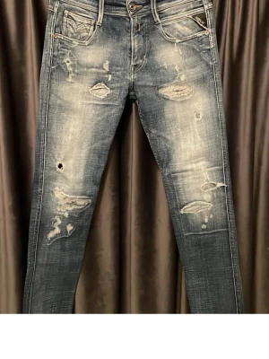 Replay Anbass 30/32 - Säljer ett par feta slim fit jeans från Replay. Modellen är anbass och har en washed design med slitningar. Helt äkta och slitningarna är fabriksgjorda!😁