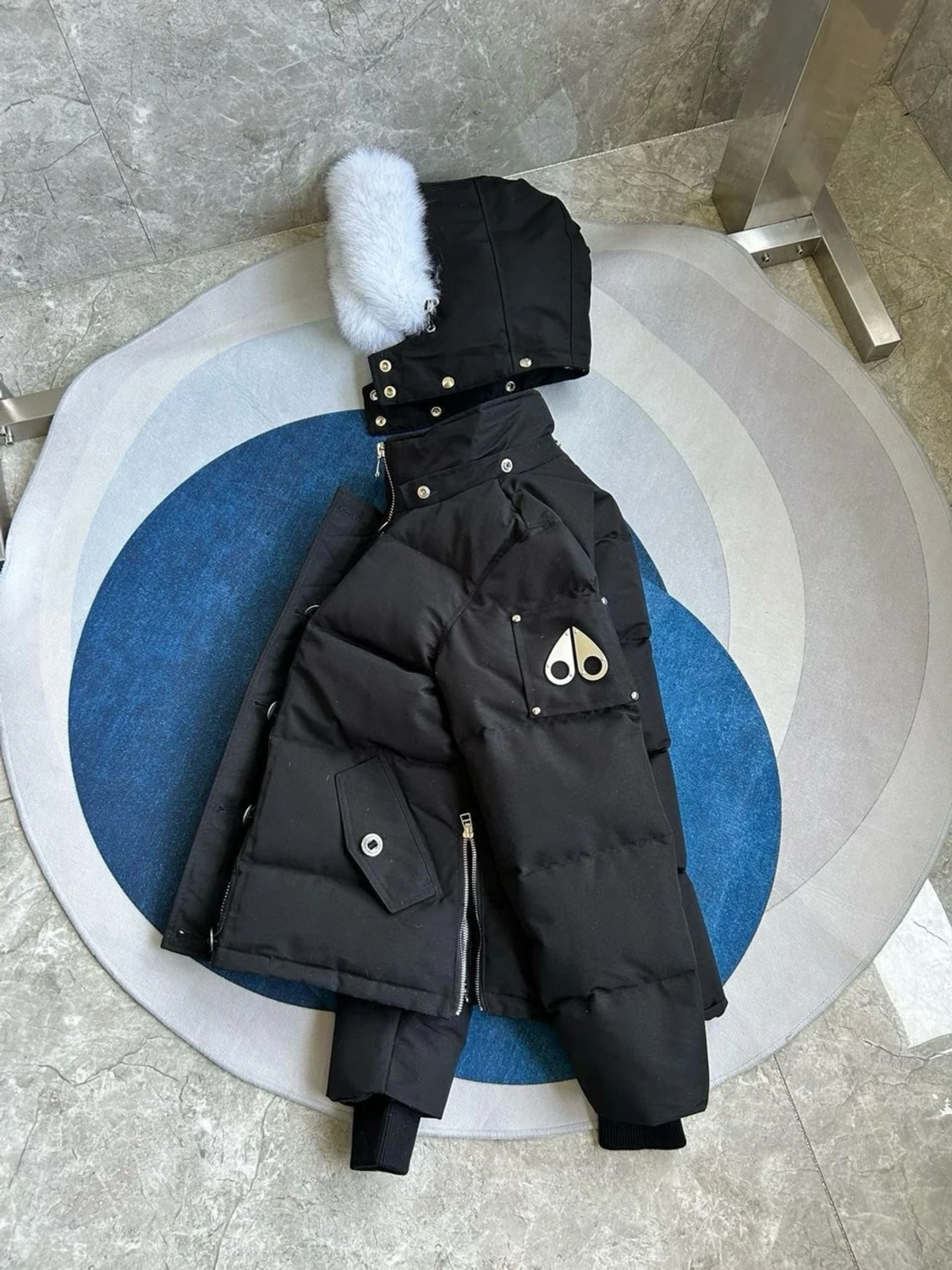 Svart dunjacka med pälskantad huva - 4