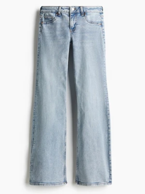 Ljusblå Jeans🫰🏻 - Säljer ett par ljusblåa jeans från H&M. De är lågmidjade och kommer inte till användning.💕 På ena sidan av benet längs ser på jeansen så har det blivit lite slitet men knappt!🤗 