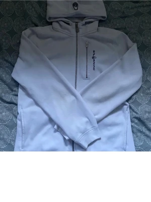Vit Sail Racing hoodie med dragkedja - Säljer den pågrund av den inte blir så använt. Använt den fåtal gånger så knappt några tecken på användning