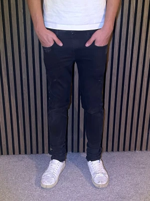 Svarta jeans från Replay - Säljer ett par svarta skinny jeans från Replay schyssta slitningarn. Jeansen har en smal passform som Lars Ola brukar gilla och är tillverkade i stretchigt material för extra komfort. Nypris ligger på 1299. Tveka inte på att höra av er vid frågor!