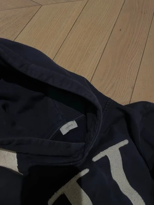 Les deux  - Säljer en les deux hoddie änvänd några gånger säljer för att den blivit för liten tveka inte att skriva om frågor 