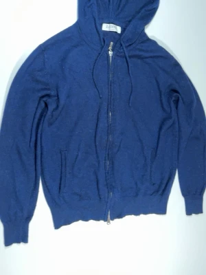 Marinblå hoodie från Zadolo -  Lite schysstare ull tröja från Zadolo Stockholm, tröjan är i perfekt skick då den knappast kommit till användning. Tröjan har två kedjor som går åt olika håll vilket ger tröjan än häftig look. Priset är ej hugget i sten hör av dig vid minsta fundering! Storlek xs/s