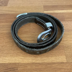 Our Legacy bälte - Our Legacy Croco Leather Belt Olive. 100 cm. Har gjorts nya hål (se sista bilden)