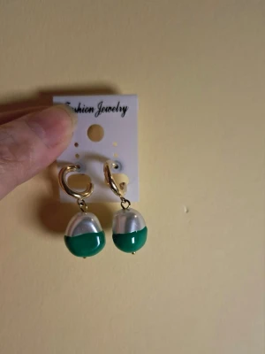  örhängen - Fler fina accessoarer finns på min profil 💍  More exquisite accessories on my profile listings.