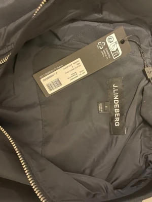 J.Lindeberg jacka - Mörkblå J.Lindeberg jacka, helt ny, skriv vid minsta fundering. Vid snabb affär kan jag gå ner i pris😊