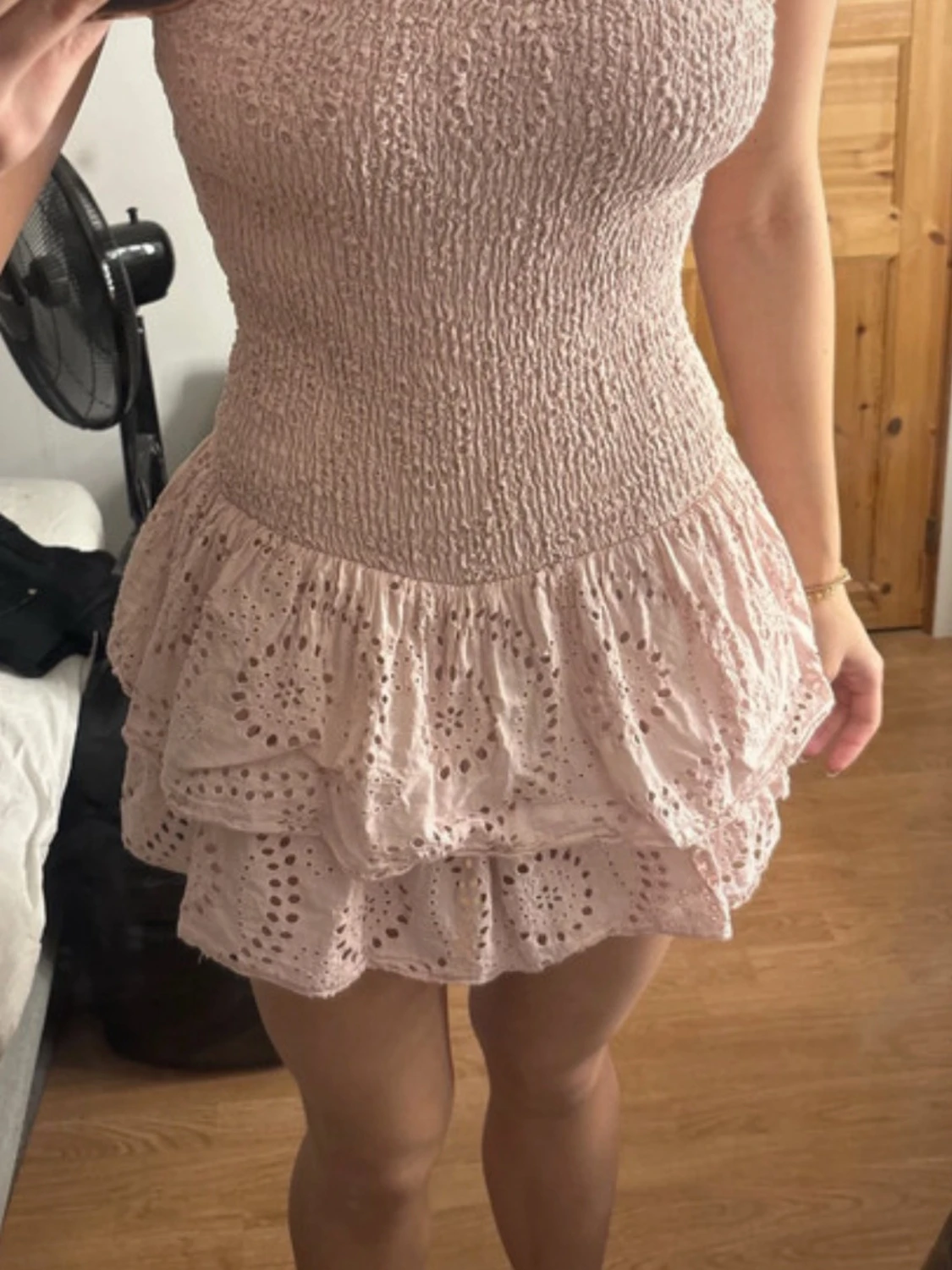 Ljusrosa volangklänning med broderi - 1