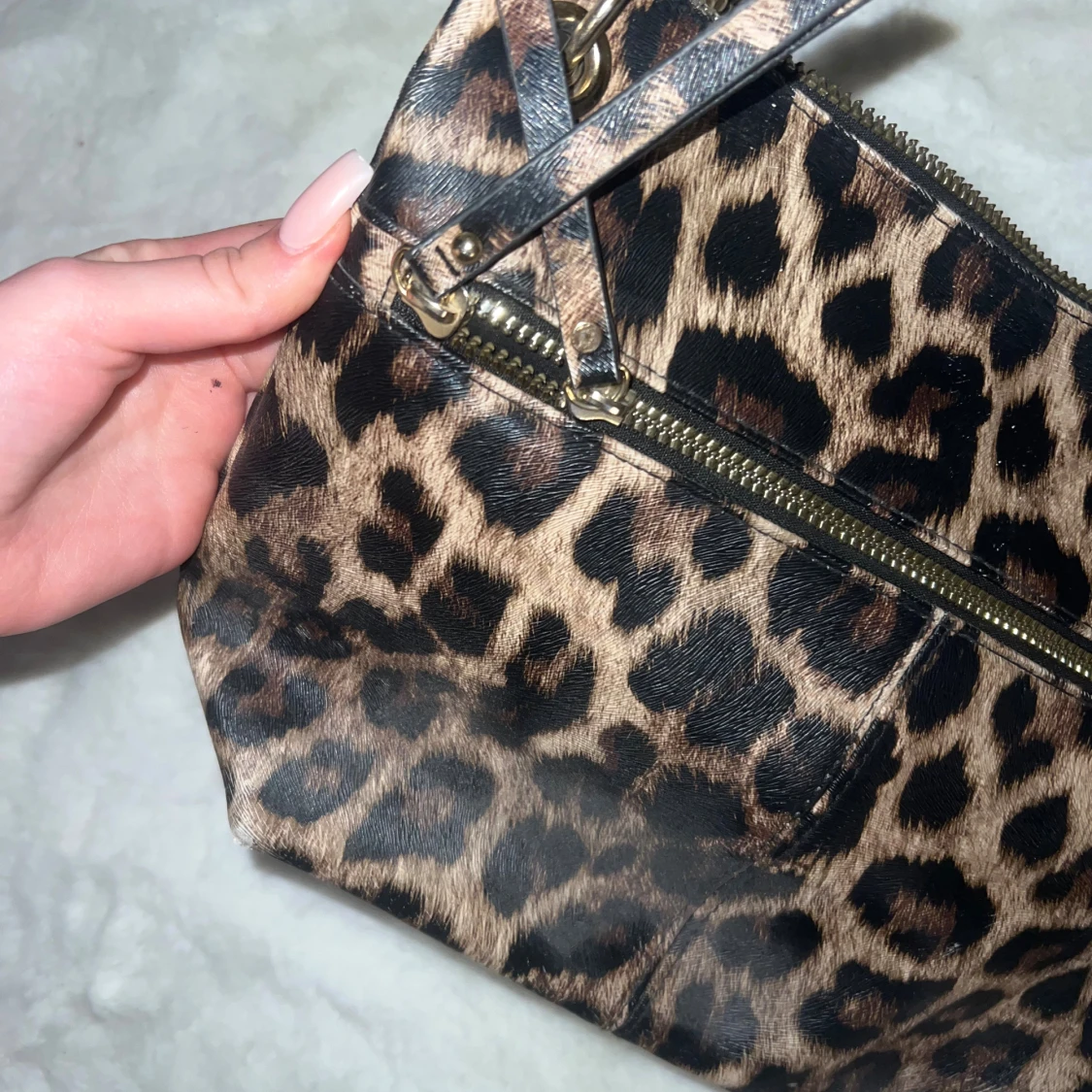 Leopardmönstrad axelväska med dragkedja - 3