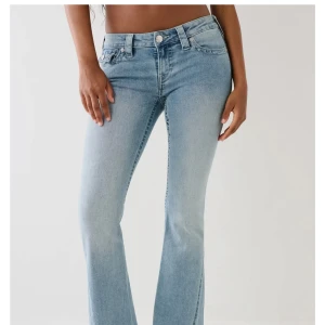 True Religion lowwaist jeans - Säljer ett par True Religion Joey jean med låg midja. Längst ner på ena benet har skrapats lite men ingen stor skada. Säljer pga dom va lite för små för mig. Dom är använda men syns inte, bara det längst ner på ena benet därför sänker jag priset, de är köpta för 1300kr