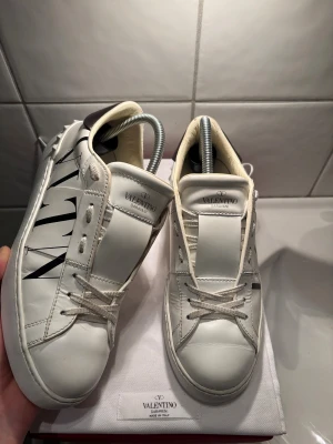 Valentino open Dam - Valentino open Dam, skorna är i väldigt bra skick och har inga skador, storlek 38, skorna är äkta, sulan är i väldigt bra skick och knappt slitna.  Obs! Endast skorna medföljer  Skriv vid fler frågor och funderar!