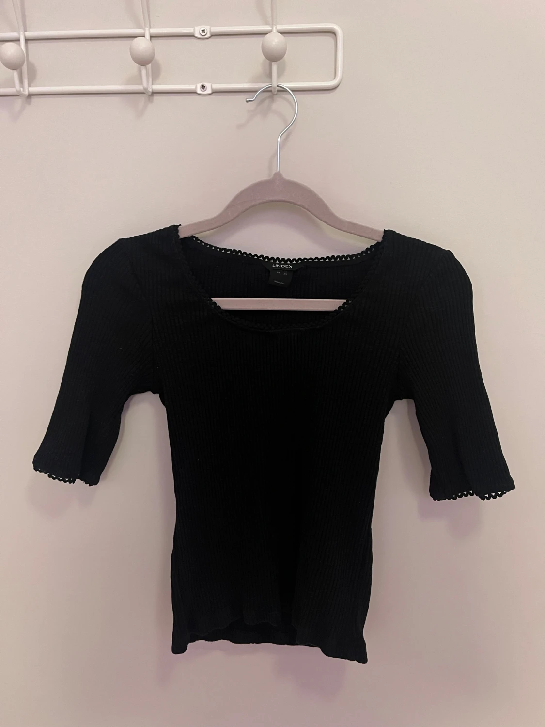 Svart ribbad topp från LINDEX - 2