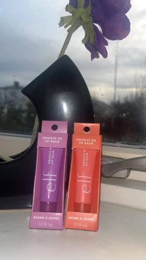 e.l.f. Squeeze Me Lip Balm duo - Två e.l.f. Squeeze Me Lip Balm i tub, en i lila och en i peach för mjuka och återfuktade läppar. Perfekt att ha i väskan! Innehåller hyaluronsyra, sheasmör och gojibär. Säljes tillsammans eller endast 1 för 50kr styck. Helt nya! 