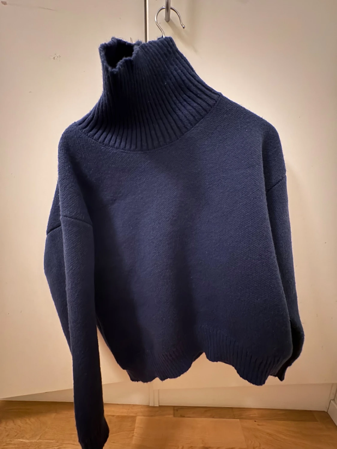 Mörkblå polotröja med AMOUR-tryck - 3